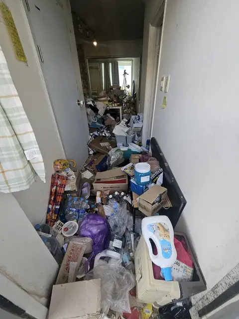 쓰레기집 청소 · 현관 복도 작업 전 현장 사진