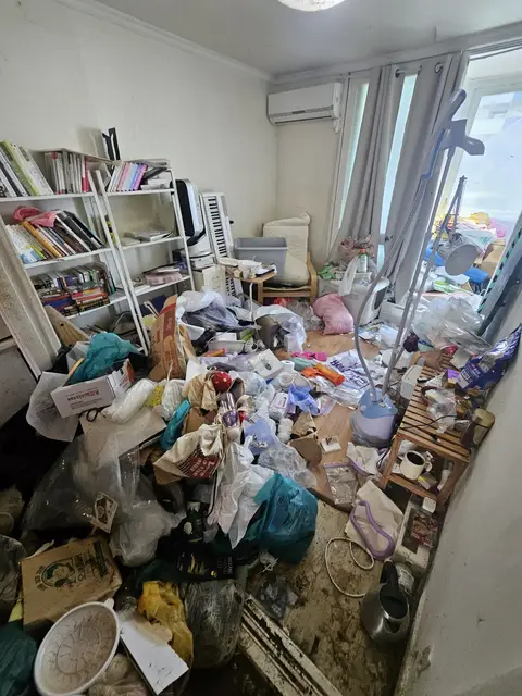 쓰레기집 청소 · 거실 작업 전 현장 사진