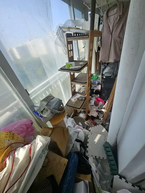 쓰레기집 청소 · 베란다 작업 전 현장 사진