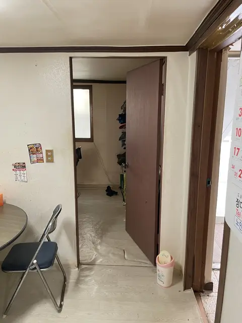 유품정리 · 방 입구 작업 전 현장 사진